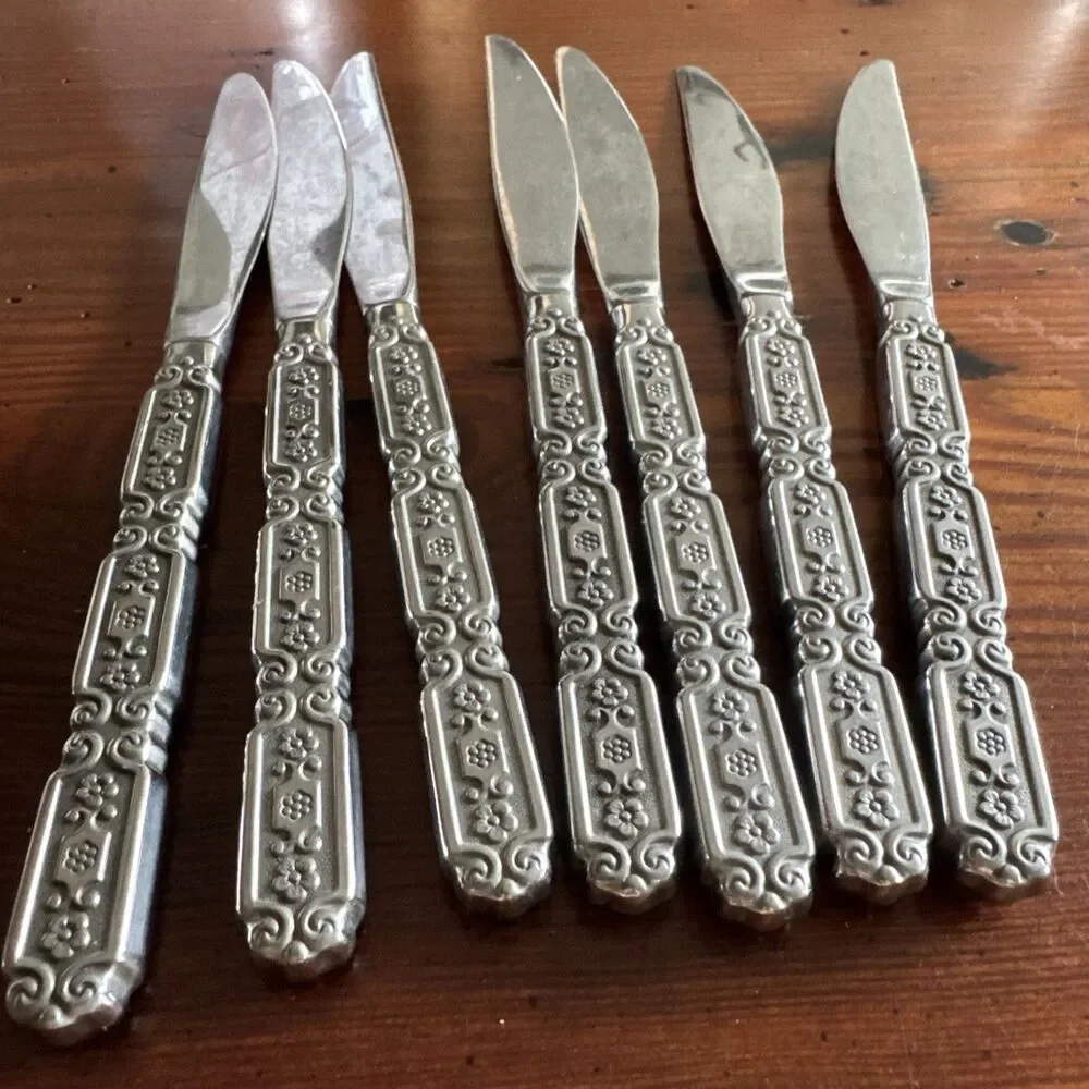 7 Vintage Oneida Raphael Heirloom Dinner Knives Stainless Unmarked